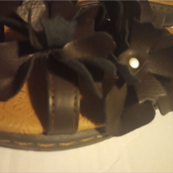 Born leather sandals with leather flower accent - Picture 7 of 9